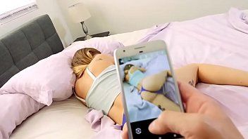 play الهرات مليئة بالحرية تنزعج عندما يصفعها على الحمار