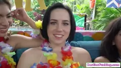 play مفلس رايلي جين البالغة من العمر 19 عامًا وصديقاتها الصغيرات هيزل هارت وريمي جونز يستمتعان بالجنس الجماعي البري في الهواء الطلق مع الحلق العميق وعمل الديك الكبير