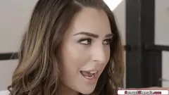 play La transsexuelle aux gros seins Chanel Santini chevauche la bite de son petit ami dans une séance de sexe hardcore entre transexuelle et mâle.