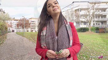 play Sofía adolescente con formas apetitosas tiene relaciones sexuales sin protección