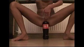 play Hij steekt zijn hardcore poesje in een grote fles cola