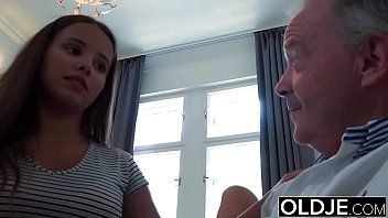 play Neuken met een oude man die graag sex met schattige jongen hebben