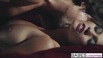 play Sex und leidenschaftlicher Sex mit einer sinnlichen Muschi