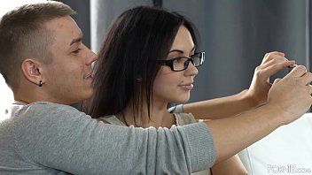 play Filmy xnxx z dojrzałą imprezową brunetką siedzą na kutasie nastolatka