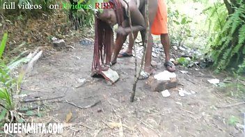 play Schwarze Frau in Afrika von ihrem verrückten Baby Hardcore gefickt