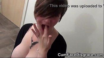 play Brünette mit kurzen Haaren und Pony hat Oralsex und Analsex