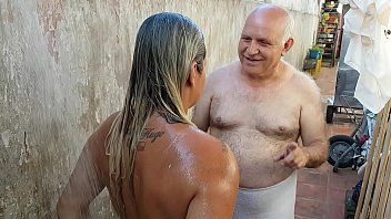 play Dojrzały mężczyzna zakochany w cipce myje swoją sukę w cipkę i dobrze ją rucha swoim dużym kutasem