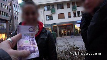 play Il la prend par le bras et baise brutalement ses femmes payées pour avoir des relations sexuelles pendant un certain temps xnxx