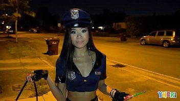 play Melhor atriz xnxx vestida de policial fazendo sexo oral