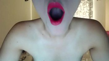 La chica excita a un chico a chatear por video y le obliga a darle dinero