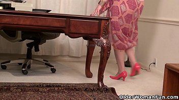 play Das Dienstmädchen ist eine fette alte Frau mit lockeren Vätern und breiter Muschi