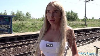 play Mulher prostituta com peitos grandes faz sexo durante o dia