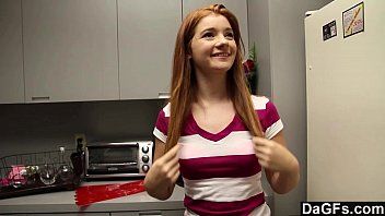 play اخترقت الأفلام المثيرة 2019 مع أخته في المطبخ