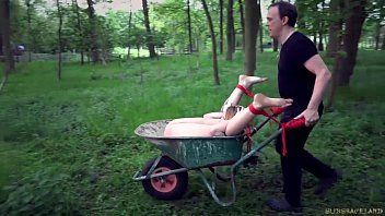 play Adolescente secuestrado en el bosque y follado