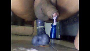 play Gay Joe fa sesso nel culo da solo con un cazzo giocattolo e al suo cazzo ottiene la sua zampa
