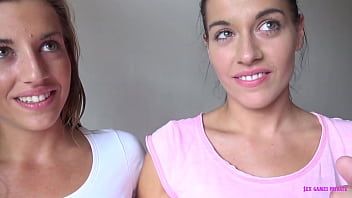 play Duas irmãs fofas estão sendo fodidas