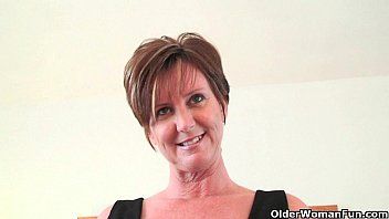 play Dupa ce isi freaca pizdulice in sufragerie milf se duce in dragostemitor dupa dildo