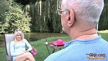 play Une pièce est assise sur son ventre et attend d'être ravie avec un pénis dans la chatte