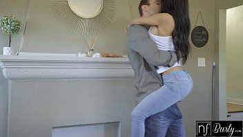 play It breaks the pussy in the melania that has a super body and is good for sex
