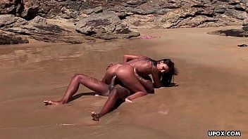 play Xxx na plaży nago z młodą damą z białymi lokami