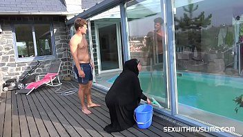 play Le soignant satisfait le patron qui veut du sexe oral et du sexe rapide au bord de la piscine