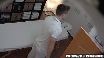 play Le encanta el masaje sensual con xxx y el acabado en las tetas