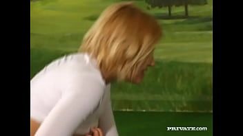 play Esta joven quiere hacer xxx oral y jugar un juego de xxx con su novio que es