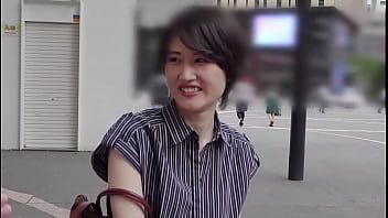 play Curva asiatica cu sanii foarte mici ce lucreaza dezbracata