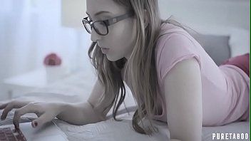 play Con su mano izquierda mueve bien el pene de este negro y consigue incluso que se corra