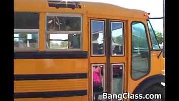 play Blond uczennica ruchana przez kierowcę szkolnego autobusu na parkingu
