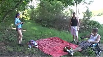 play Salope au gros cul s'embrasse avec deux hommes très doués