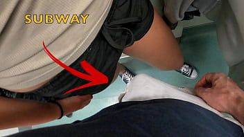 play Pociera swoją cipkę, trzymając w niej penisa