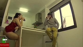 play Musi polizać jej cipkę, aby uprawiać z nim seks