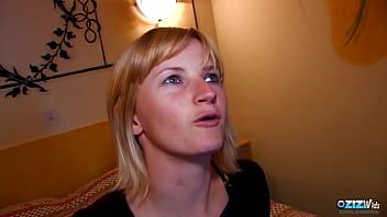 play Cette MILF à la chatte rasée se fait sodomiser très sensuellement
