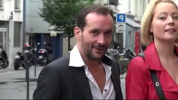 play Noch ein bisschen und die Hure verschluckt den Penis mit der Hülle