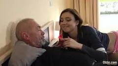 play Bătrânul pervers îi dă unei adolețe curve o fută hardcore și o ejaculare la care nu poate rezista