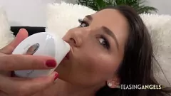 play Séance solo intime de Zafira : tease vestimentaire, frottement de chatte et jeu de vibrateur