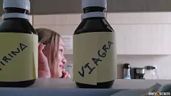 play El Viagra accidental de la madrastra conduce a juegos de roles apasionantes y sexo cubierto por el culo
