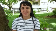 play Une adolescente brune Moli Myers se transforme en une lionne sexuelle en réalité